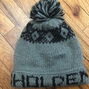 Beanie holden